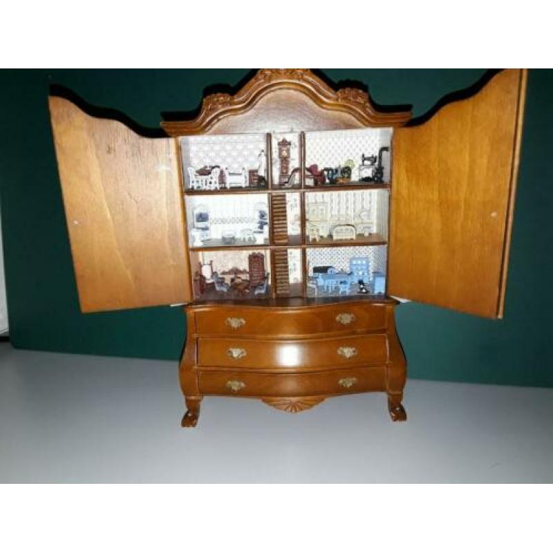 Poppenhuis kast voor in een poppenhuis.