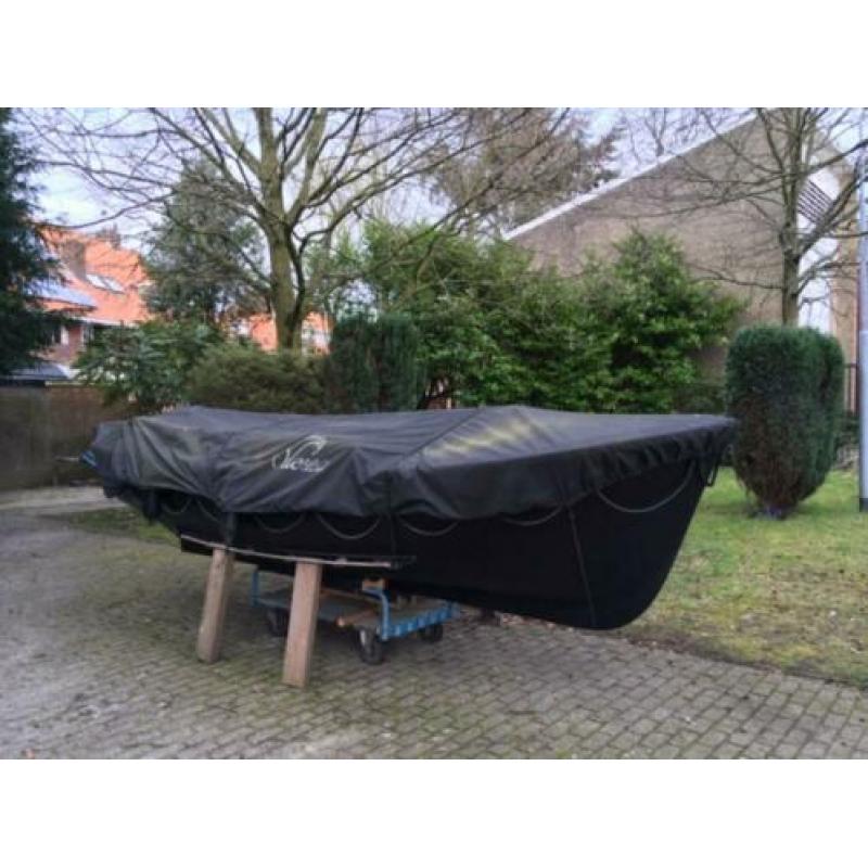Mooie mat zwarte reddingssloep