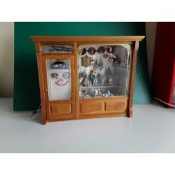 Antiekwinkeltje. Poppenhuis.