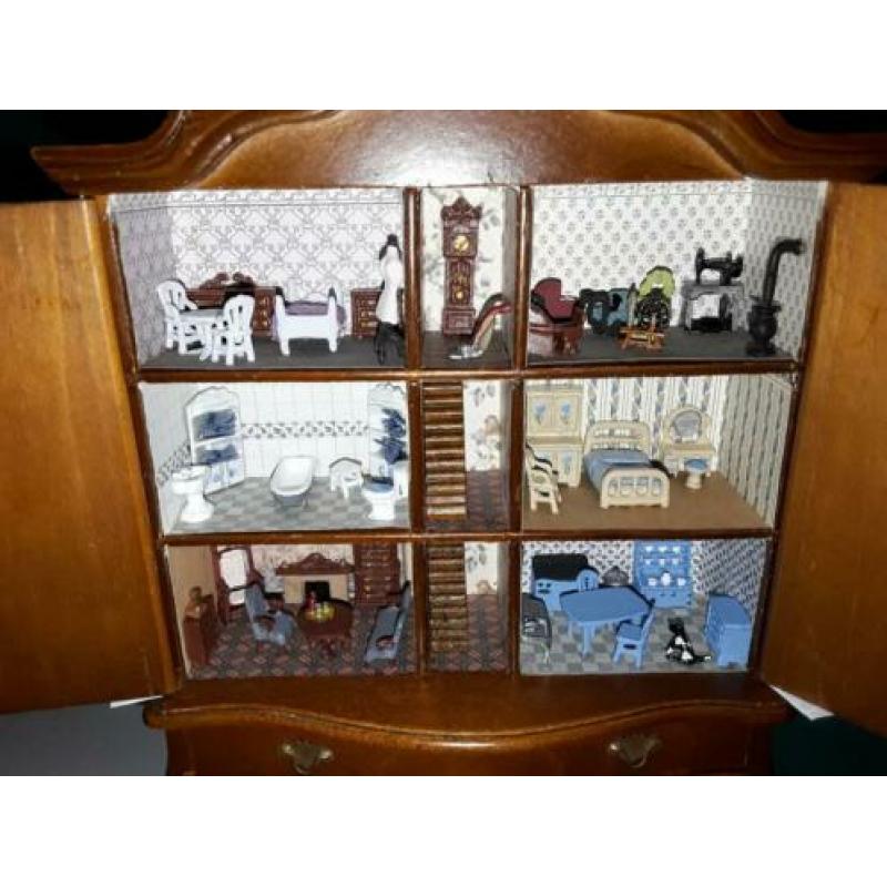 Poppenhuis kast voor in een poppenhuis.
