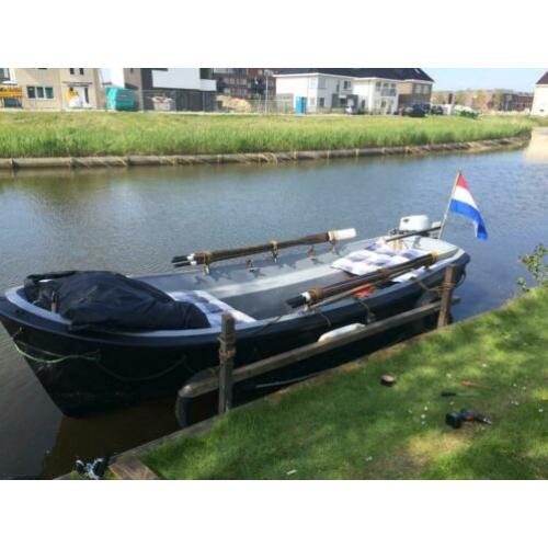 Mooie mat zwarte reddingssloep