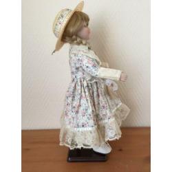 Porseleinen pop The classique Collection Rosa op standaard