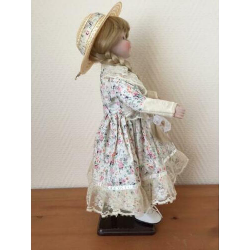 Porseleinen pop The classique Collection Rosa op standaard