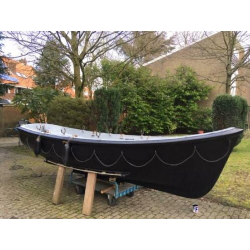 Mooie mat zwarte reddingssloep