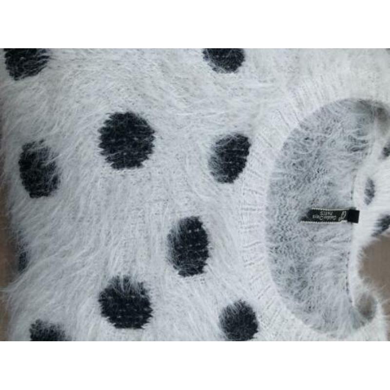 Mooie wit met zwarte bolletjes trui