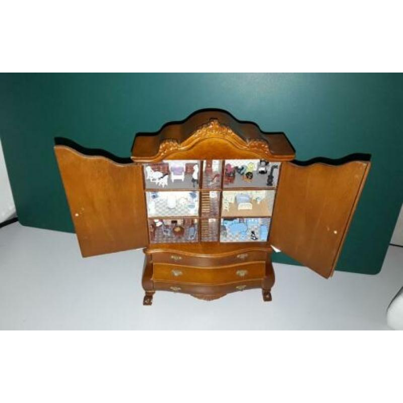 Poppenhuis kast voor in een poppenhuis.
