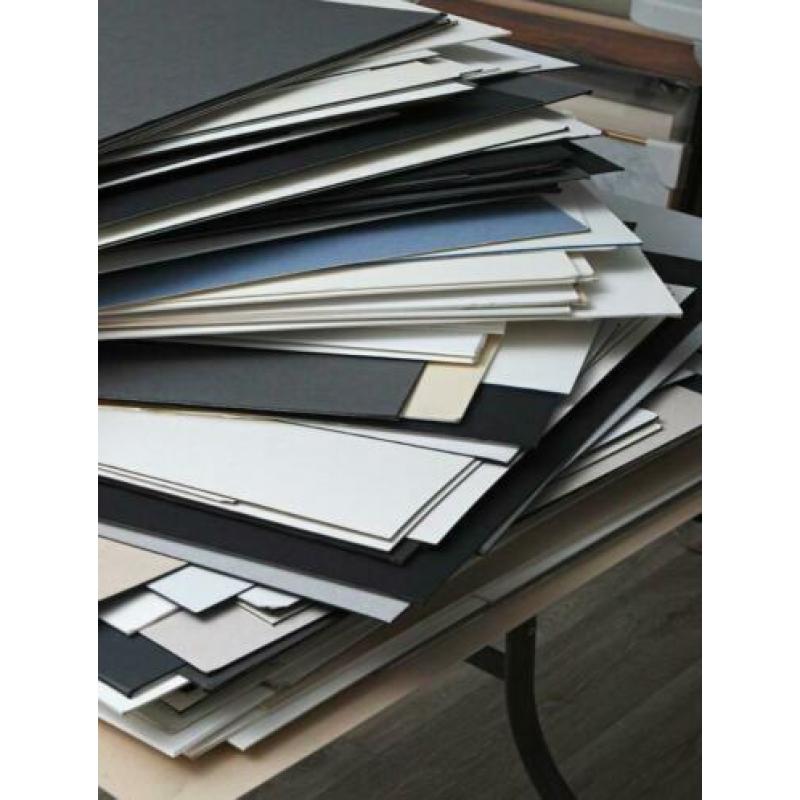 Restpartij ongeveer 80 grote platen Passe-partout karton