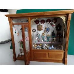 Antiekwinkeltje. Poppenhuis.