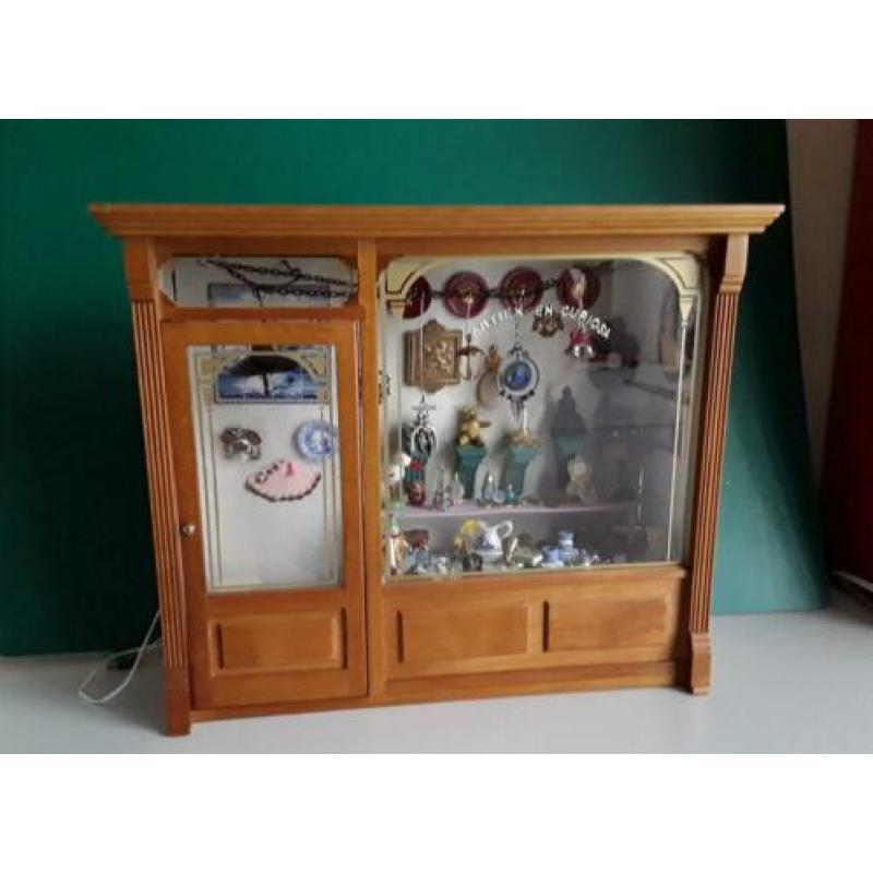 Antiekwinkeltje. Poppenhuis.