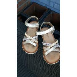 Te koop sandalen 1 x gedragen