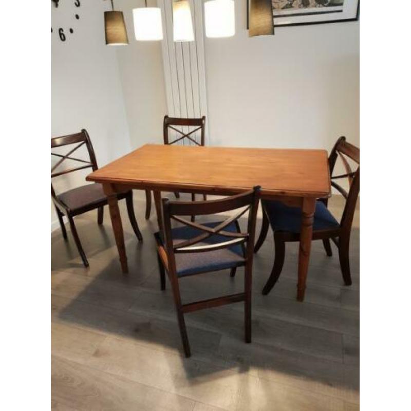 Eetkamer set: tafel + 4 stoelen + vloerkleding