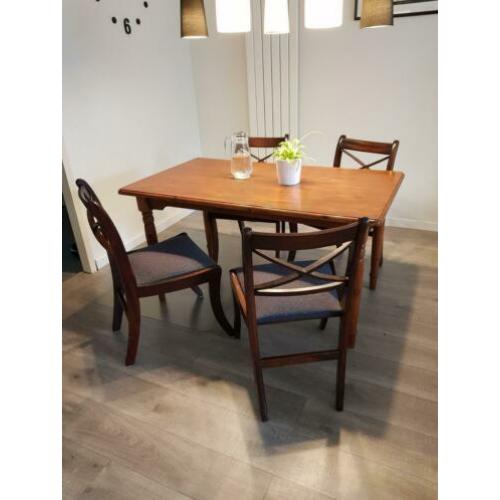 Eetkamer set: tafel + 4 stoelen + vloerkleding