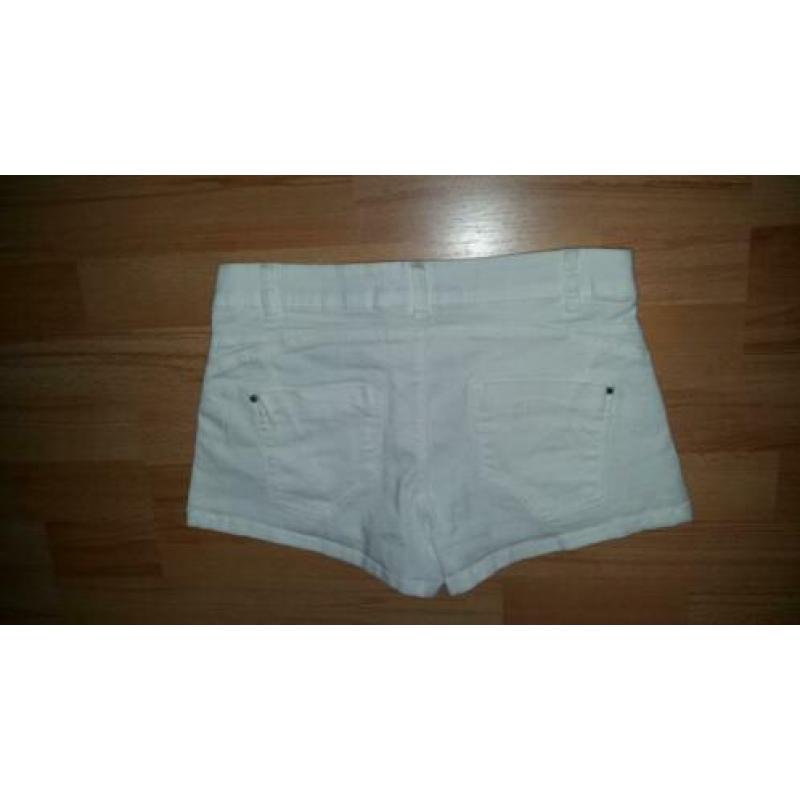 Leuke nieuwe witte dames shorts Clockhouse maat 38