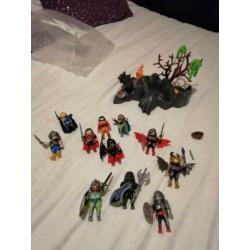 Playmobil drakeneiland+ 11 ridders dat is 9 ridders extra.