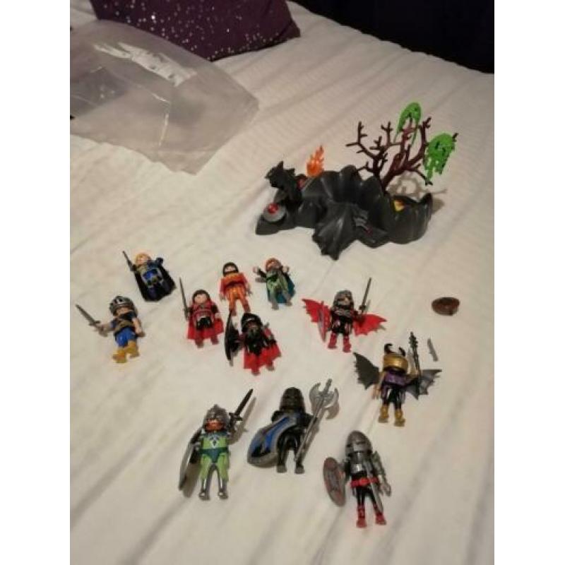 Playmobil drakeneiland+ 11 ridders dat is 9 ridders extra.
