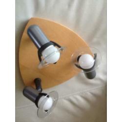 Wandlamp plus plafondlamp met beweegbare spotjes.