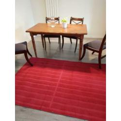 Eetkamer set: tafel + 4 stoelen + vloerkleding