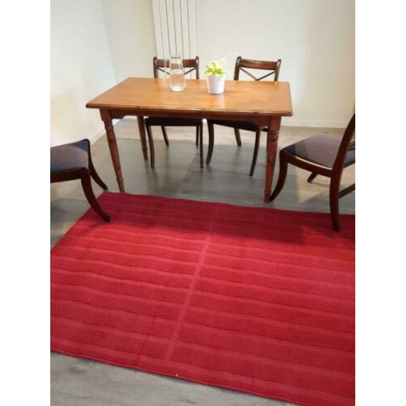 Eetkamer set: tafel + 4 stoelen + vloerkleding