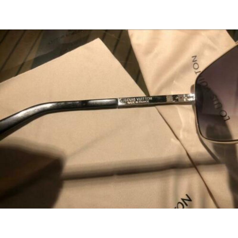 Louis Vuitton attitude zilver