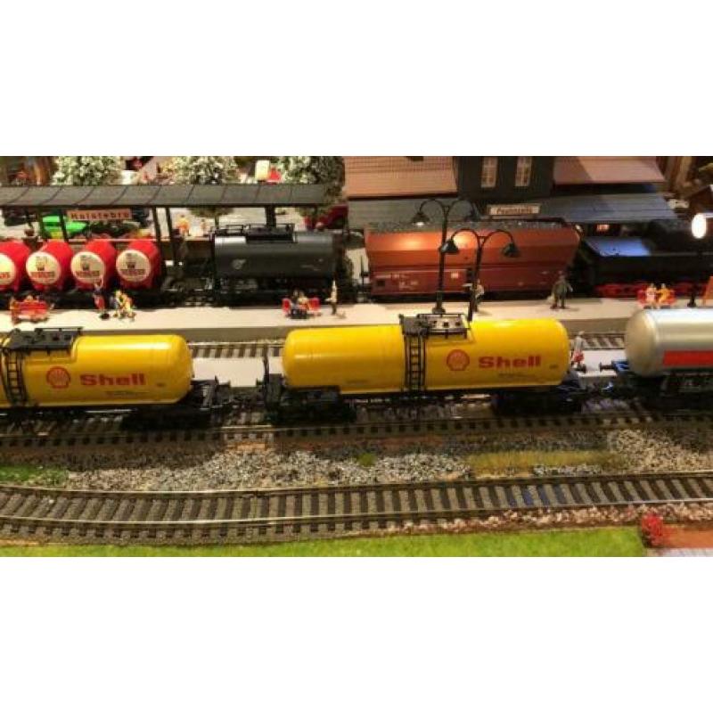 4 tankwagens 4 assers in perfecte staat.