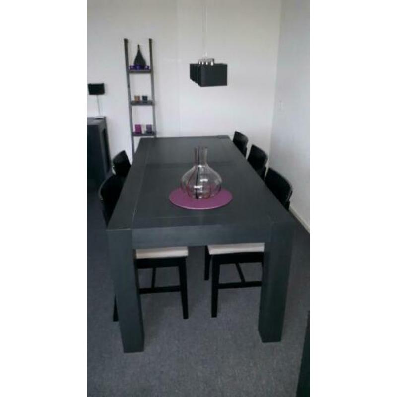 Eettafel zwart met 8 stoelen