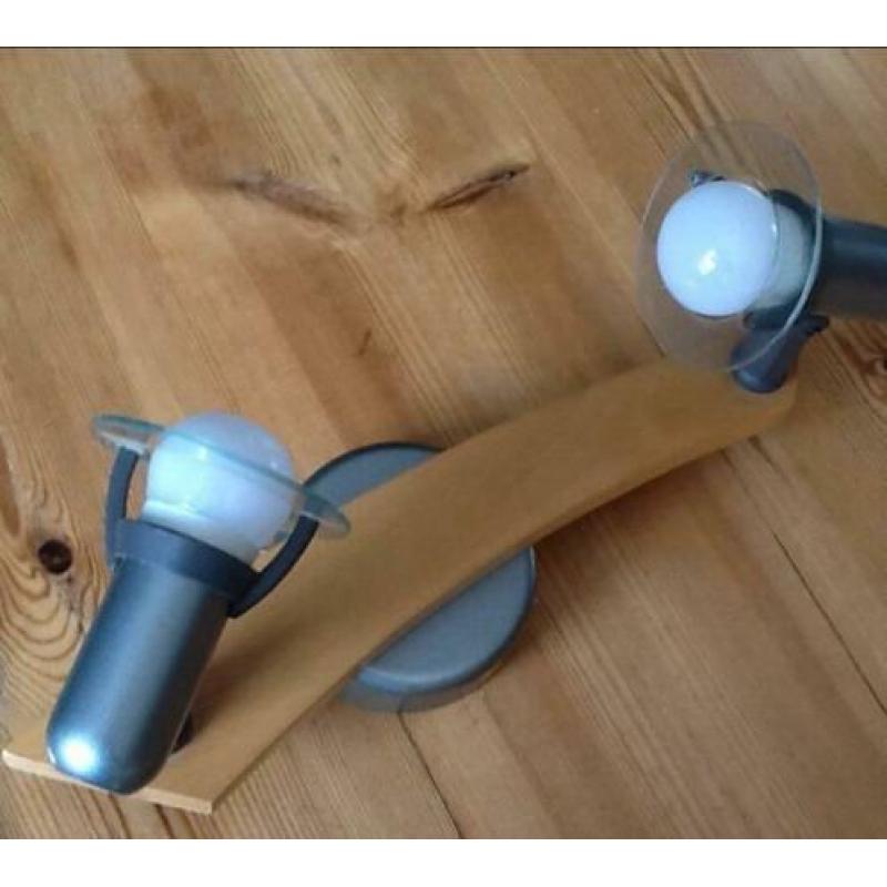 Wandlamp plus plafondlamp met beweegbare spotjes.