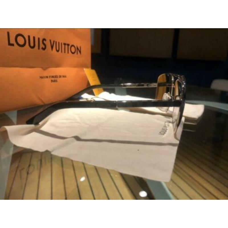 Louis Vuitton attitude zilver