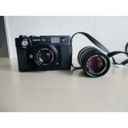 Leica CL met 40 en 90 mm Leica lenzen en Leica tas.