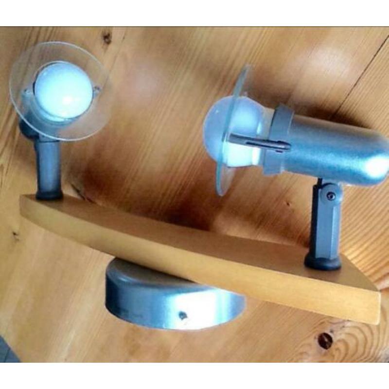 Wandlamp plus plafondlamp met beweegbare spotjes.