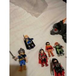 Playmobil drakeneiland+ 11 ridders dat is 9 ridders extra.