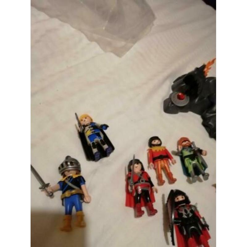 Playmobil drakeneiland+ 11 ridders dat is 9 ridders extra.