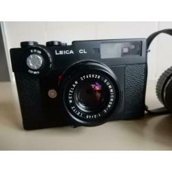 Leica CL met 40 en 90 mm Leica lenzen en Leica tas.