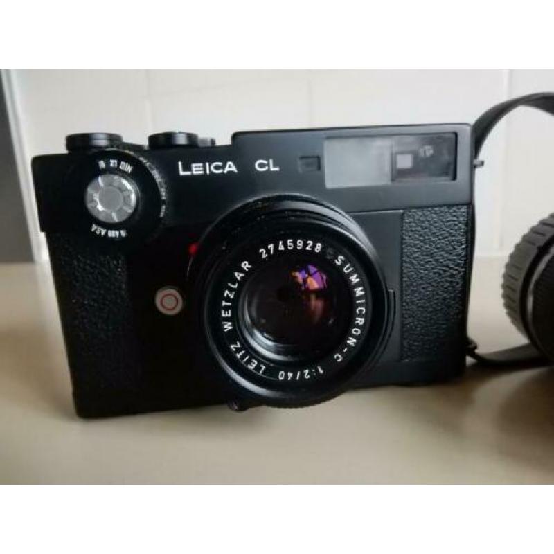 Leica CL met 40 en 90 mm Leica lenzen en Leica tas.