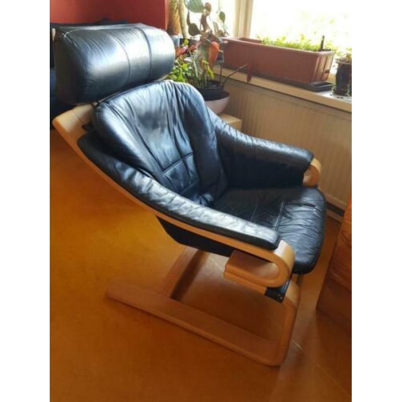 Stoel met voetenbankje leder