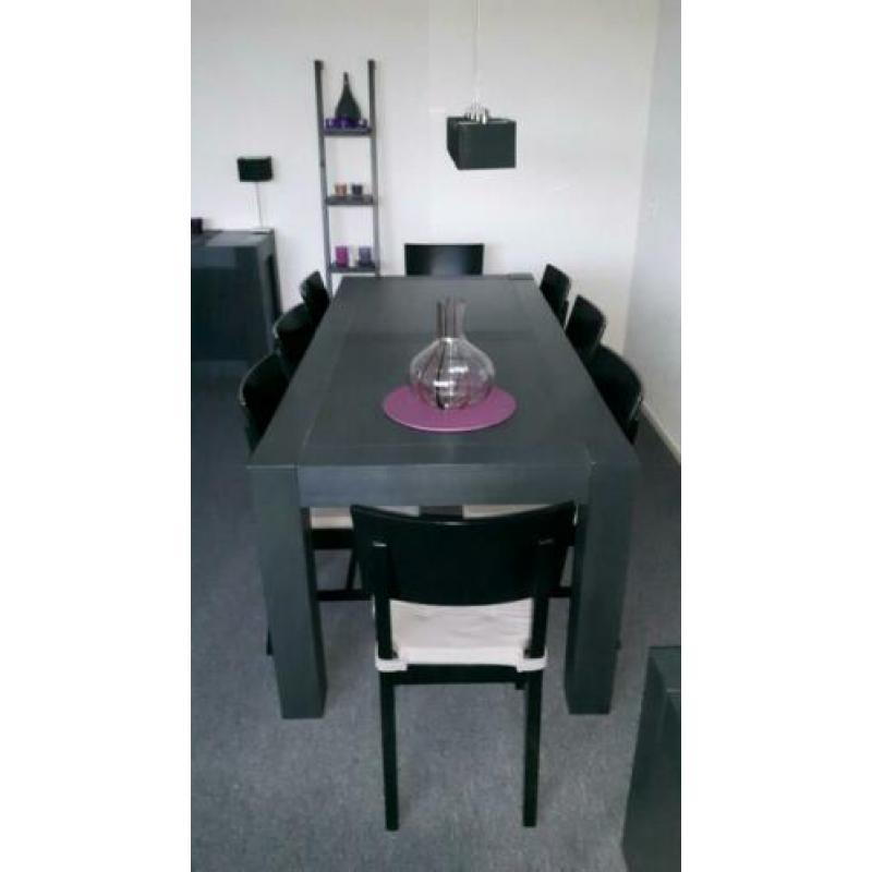 Eettafel zwart met 8 stoelen
