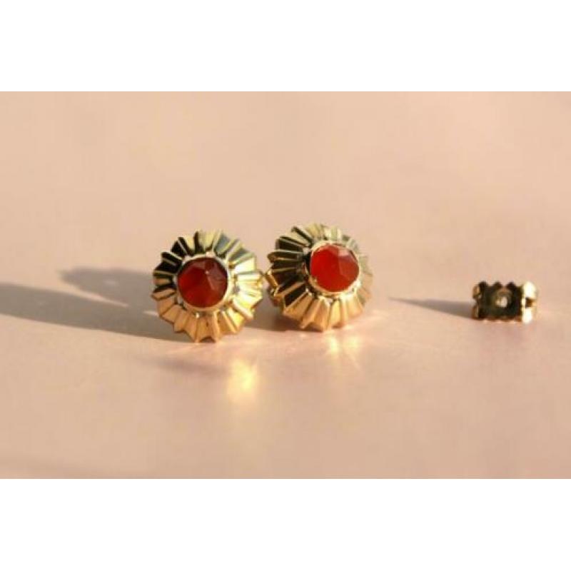Gouden Vintage oorstekers met Carneool (Kornalijn) 14 karaat