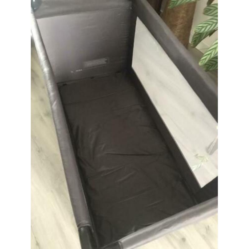 Campingbedje grijs incl. matras & klamboe