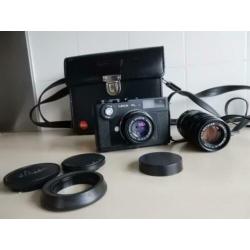 Leica CL met 40 en 90 mm Leica lenzen en Leica tas.