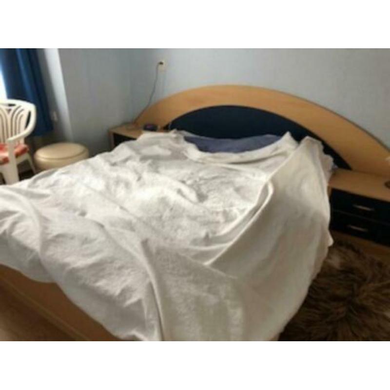 Ombouw Tweepersoons bed incl 2 lattenbodems en nachtkastjes