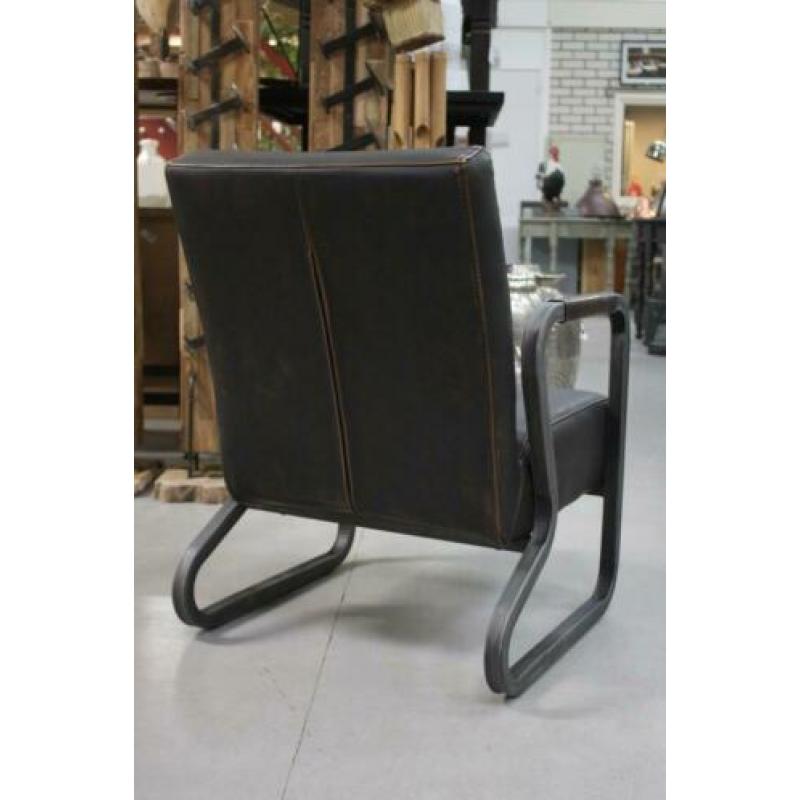 Stoere fauteuil donkerbruin kunstleer metaal industrieel
