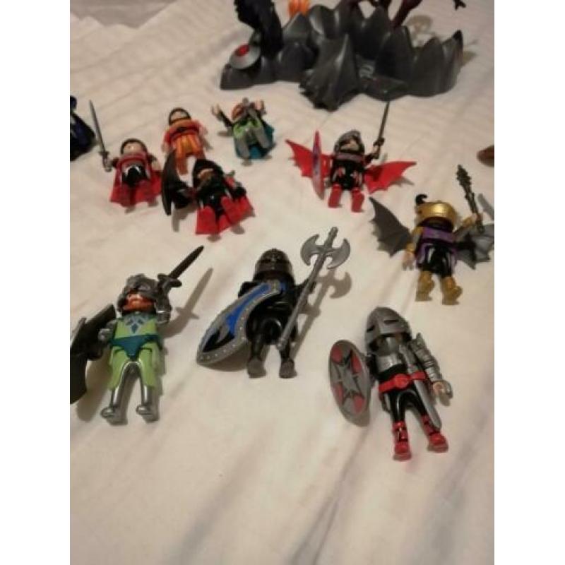 Playmobil drakeneiland+ 11 ridders dat is 9 ridders extra.