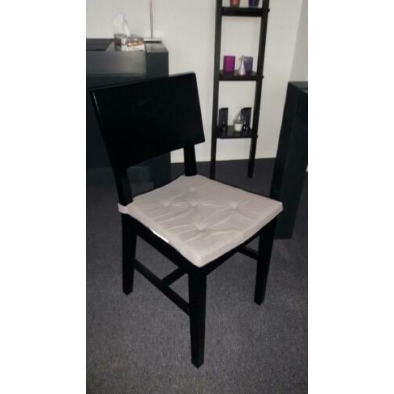 Eettafel zwart met 8 stoelen