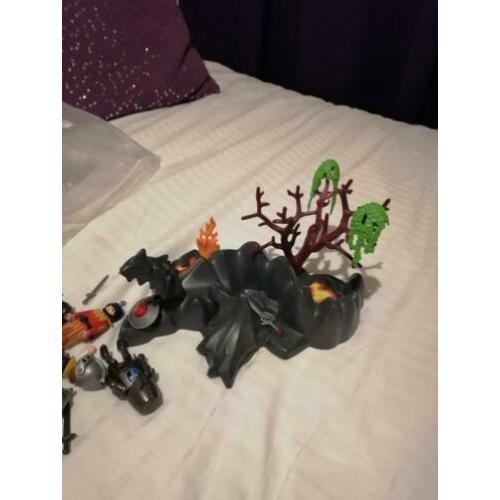 Playmobil drakeneiland+ 11 ridders dat is 9 ridders extra.