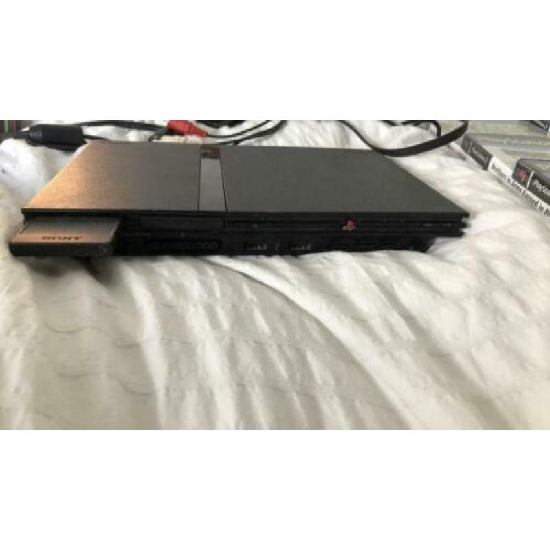 PlayStation 2 met 15 spellen. 2 controles + 4 buzz controles