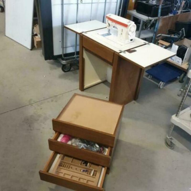 Werkplek singer naaimachine in kast met laden