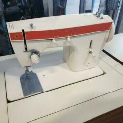 Werkplek singer naaimachine in kast met laden