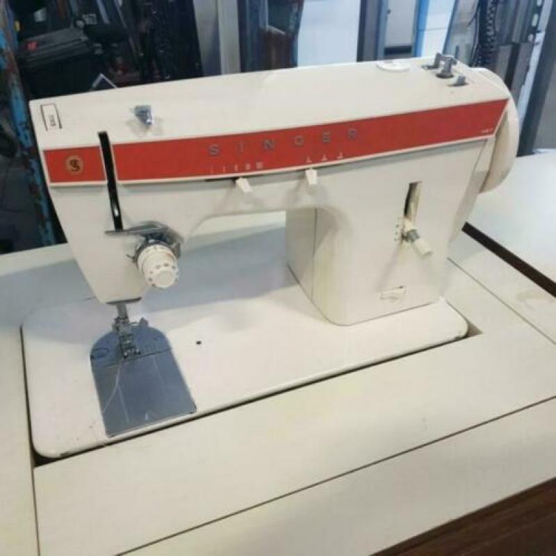 Werkplek singer naaimachine in kast met laden