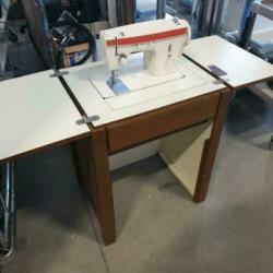 Werkplek singer naaimachine in kast met laden