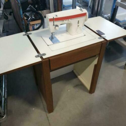 Werkplek singer naaimachine in kast met laden