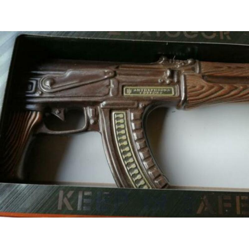 Overlevings vodka! Wodka in Kalashnikov fles!